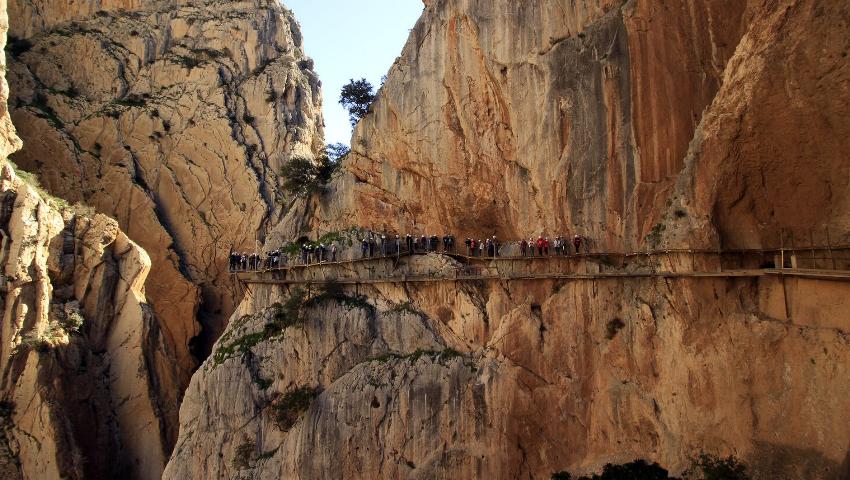 montaña personas cruzando el Caminito del Rey